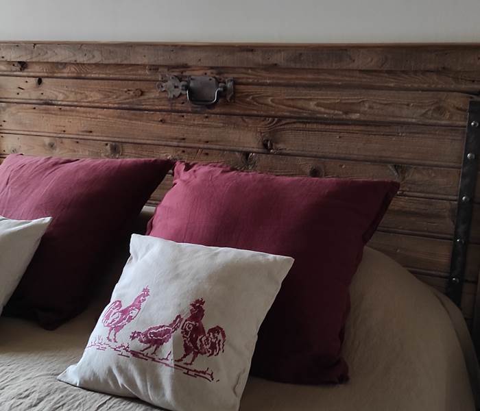 L'ancienne porte de la grange est devenue une tête de lit dans la chambre Avitus