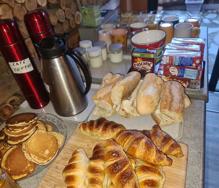 le petit déjeuner d'une grande famille venue en novembre 2023