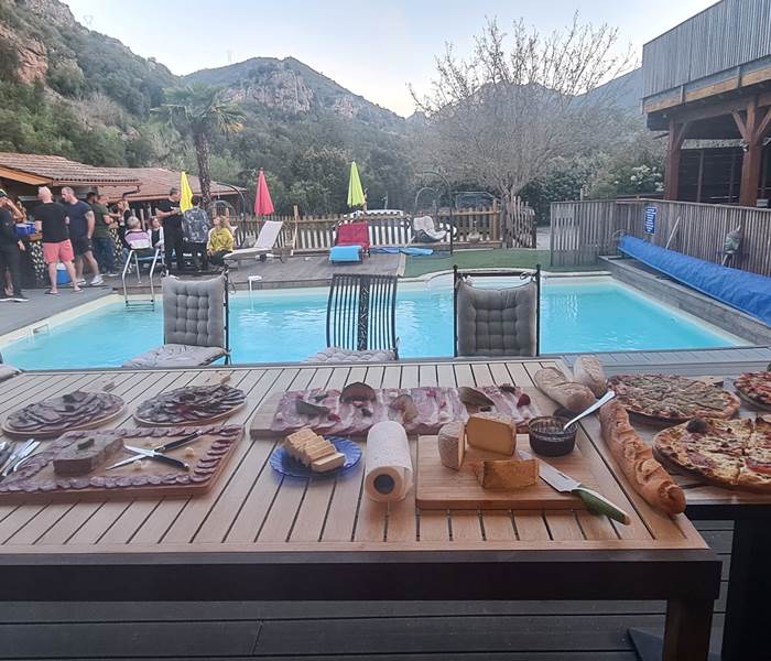 un repas buffet d'un groupe de 18 personnes