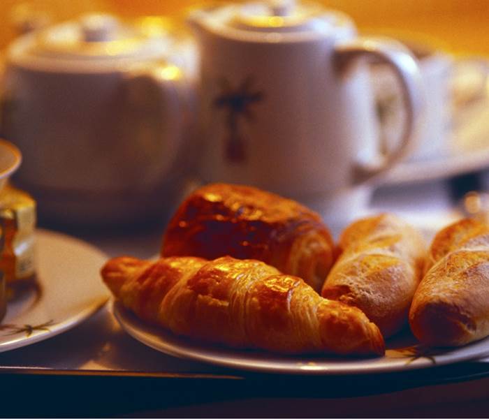 Viennoiserie pure beurre, dorées le matin