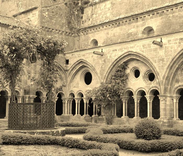 Abbaye de Fontfroide, joyau du patrimoine cistercien situé près de Narbonne, au cœur d’un environnement naturel préservé.