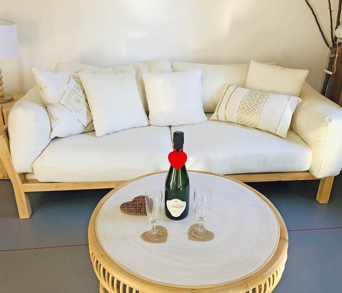 Champagne en amoureux dans un chalet