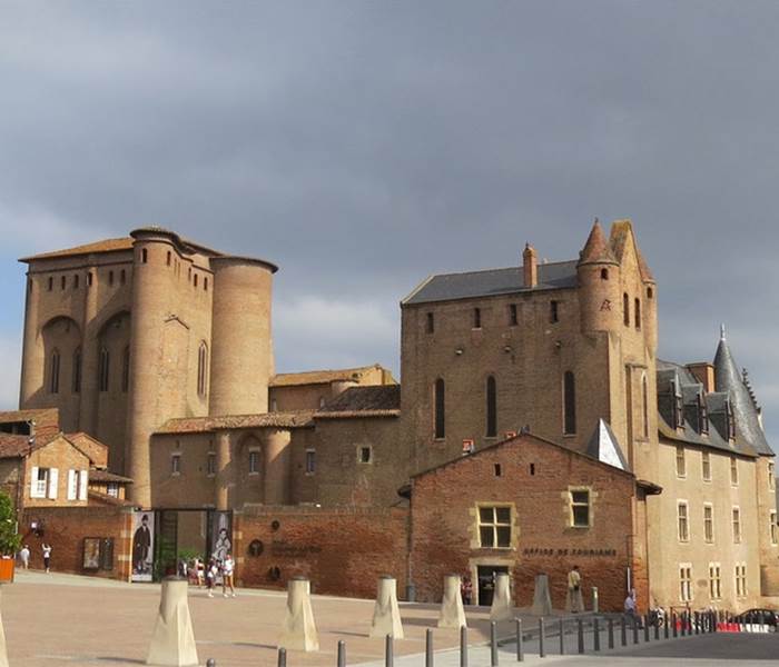 albi-place-archevêché-musée-toulouse-lautrec