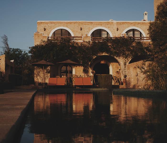 facade-maison-hotes-avec-reflet