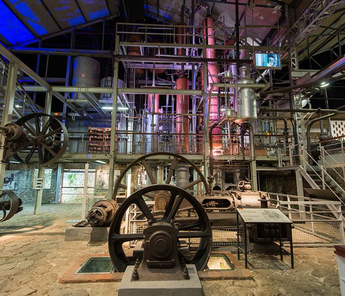 !-- Photo de l'ancienne usine de l'Habitation Clément, pour renforcer le référencement de l'hôtel Maison Clémentine --> <img src="lien-de-votre-image.jpg" alt="Ancienne usine de l'Habitation Clément en Martinique, près de l'hôtel de charme Maison Clémentine à Fort-de-France" title="Visitez l'ancienne usine de l'Habitation Clément, à proximité de votre hébergement de charme à Fort-de-France" width="800" height="600" />