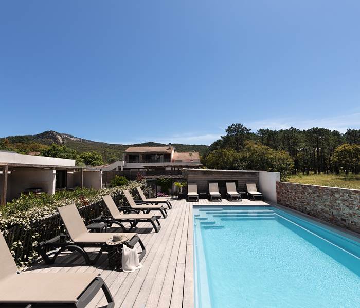 Piscine avec transast et parasols