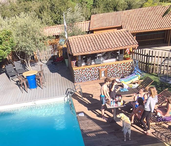 cet après midi la, un groupe de 15 adolescents fêtent leurs 18ans