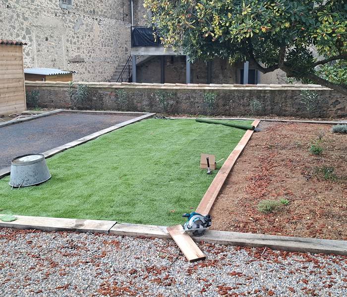Aménagement en cours autour du boulodrome des Gîtes de Monte Blanco à Montblanc, plantations et pose du sol extérieur.
