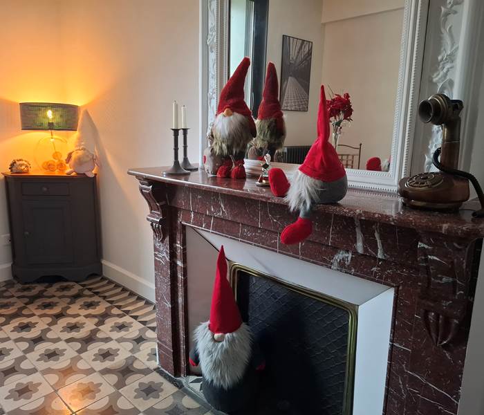 Salle à manger des Gîtes de Monte Blanco décorée pour Noël avec cheminée et gnomes en décoration.