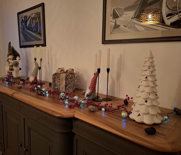 Salle à manger aux Gîtes de Monte Blanco avec décorations festives et ambiance chaleureuse.