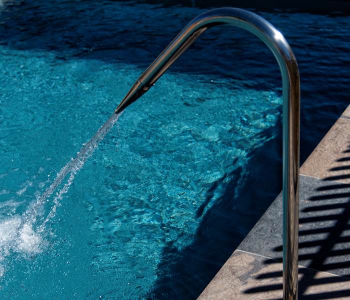 Piscine Chauffée 14 x 4 m | Volet Sécurité immergé | 2 cascades massantes