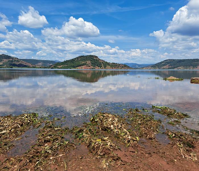 Lac du Salagou dans l’Hérault, site naturel réputé pour la baignade et les paysages volcaniques, accessible depuis Montblanc.