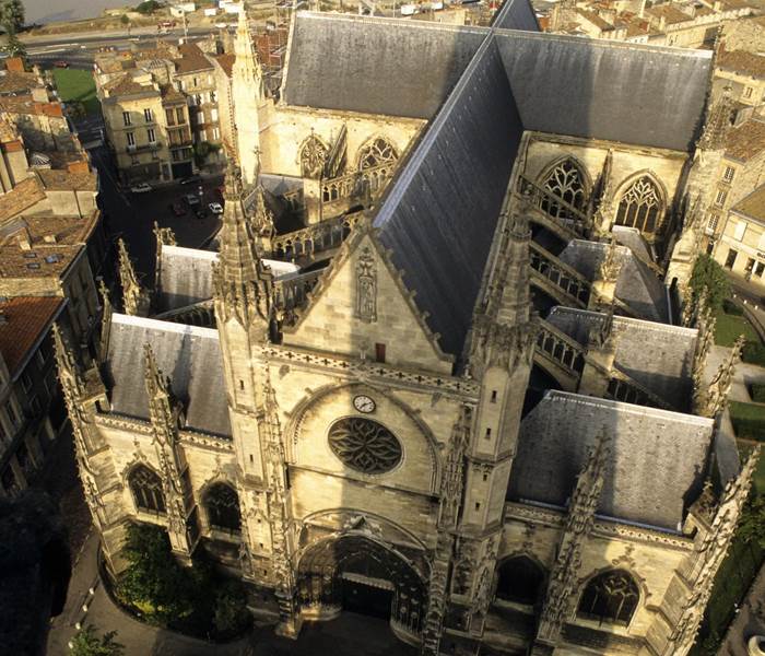Basilique-Saint-Michel-vue-du-ciel