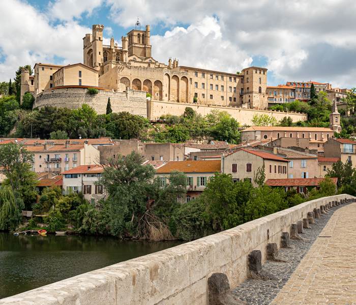 Béziers, ville historique de l’Hérault, connue pour son patrimoine et sa proximité avec le Canal du Midi.