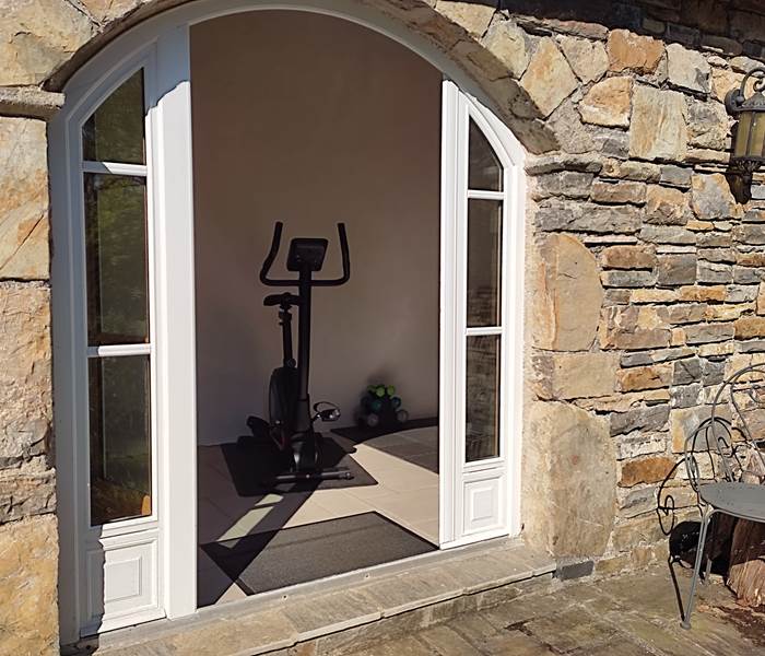 Chambres d'hôtes l'Amphitryon - Espace Fitness avec vue sur le jardin