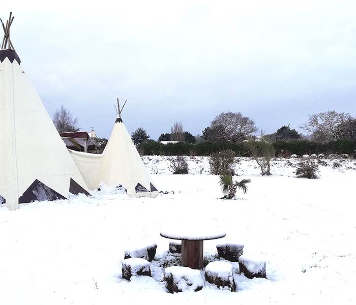 Tipis sous la neige au glamping