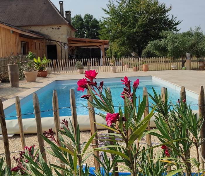 piscine d'eau salée  avec vue sur la bastide de Beaumont du Périgord