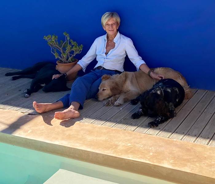 Dominique à la piscine entourée de ses fidèles compagnons