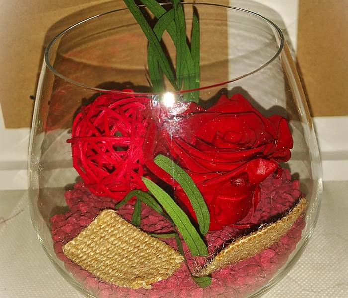 Rose éternelle dans son vase   =   23€