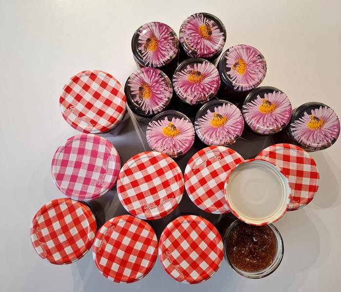 Confitures maison préparées pour les hôtes des Gîtes de Monte Blanco à Montblanc, poire, abricot et figue