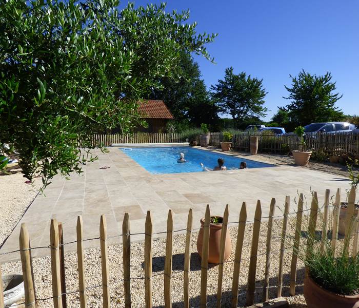 piscine d'eau salée  avec vue sur la bastide de Beaumont du Périgord