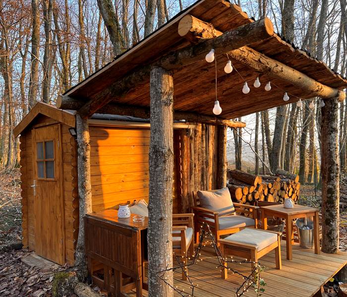 La terrasse avec espace détente à proximité de la bulle