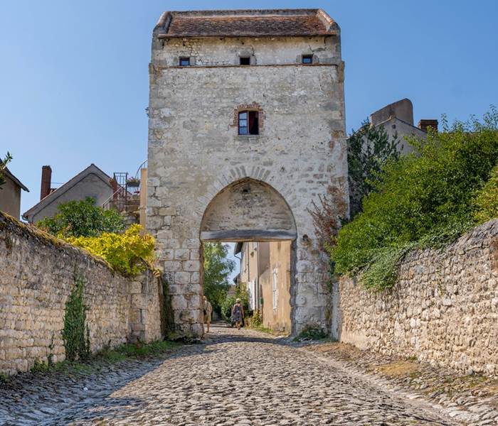 Porte historique du village de Charroux Allier