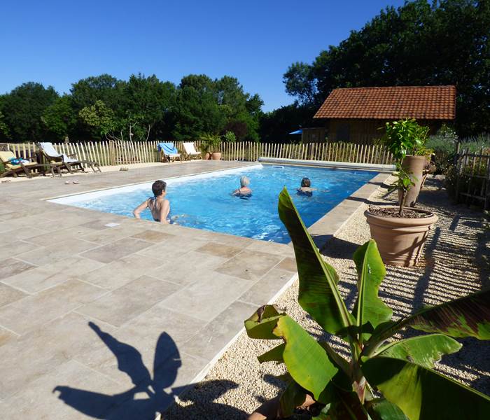 piscine d'eau salée  avec vue sur la bastide de Beaumont du Périgord