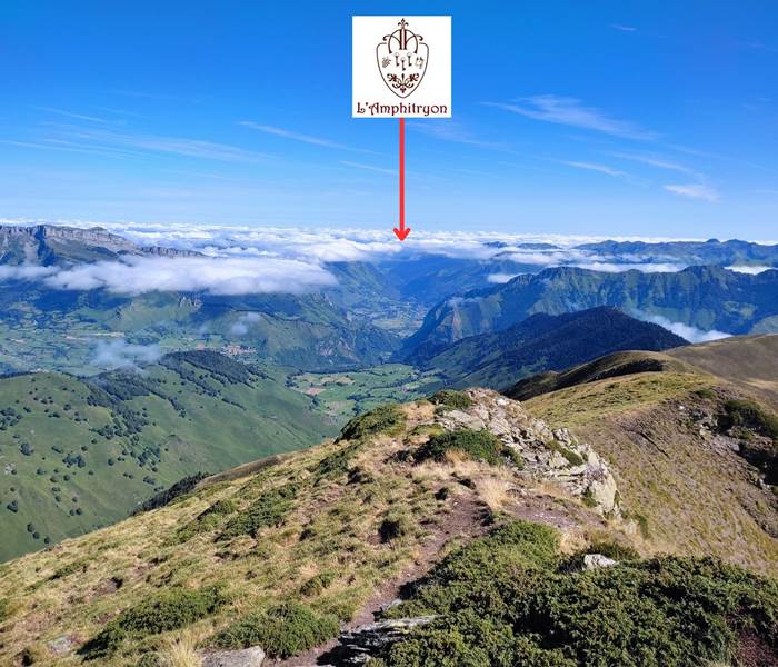 Paysages des Pyrénées Béarnaises - La maison d'hôtes l'Amphitryon vue du haut de la Vallée d'Aspe