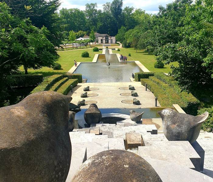 Eugénie les Bains, village. Parc publique, fontaine cascade