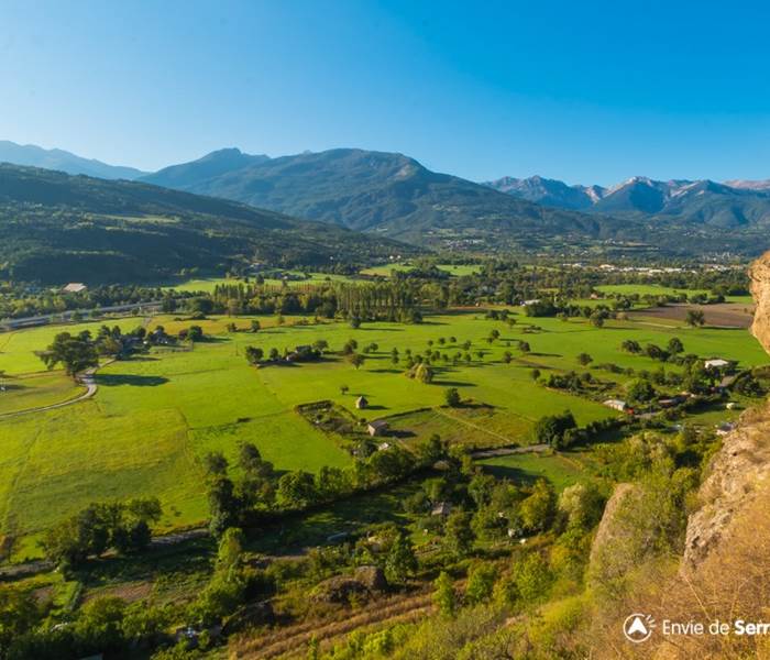 La plaine sous le Roc d'Embrun
