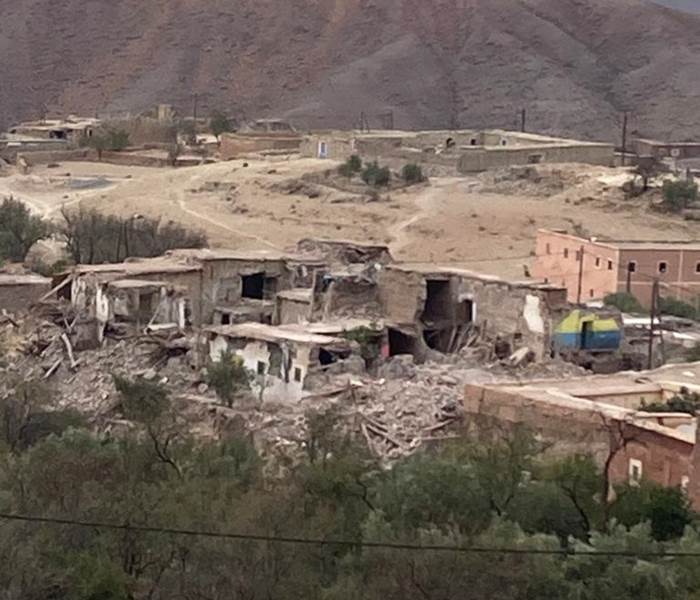 le Village d'Adissil, se compose de 270 maisons :  70 maisons complètement detruites, et 200 en tres mauvais état, forçant les habitants a dormir dehors