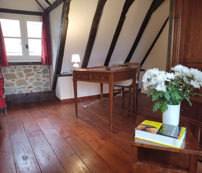 Chambres d'hôtes l'Amphitryon - Espace de travail connecté, clair et lumineux
