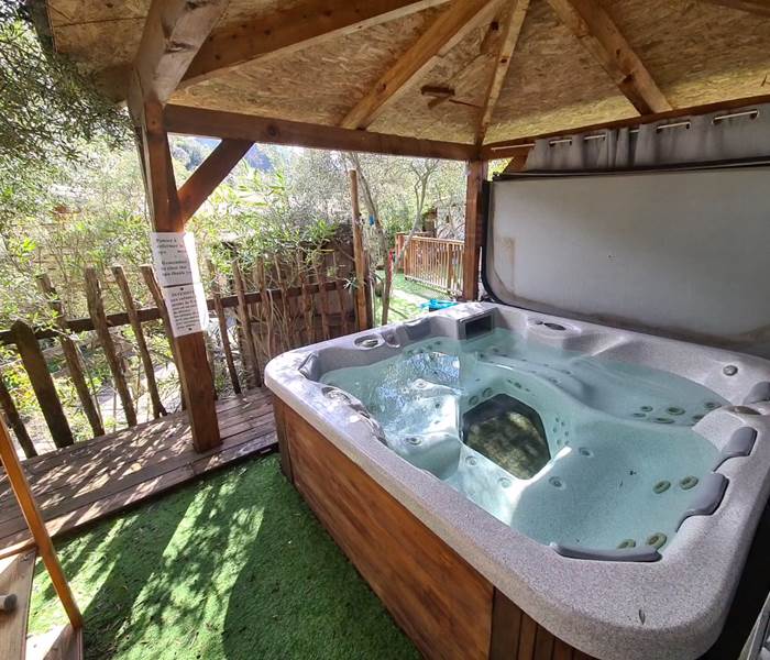 le spa 7 places pour vous détendre près une belle randonnée entre amis