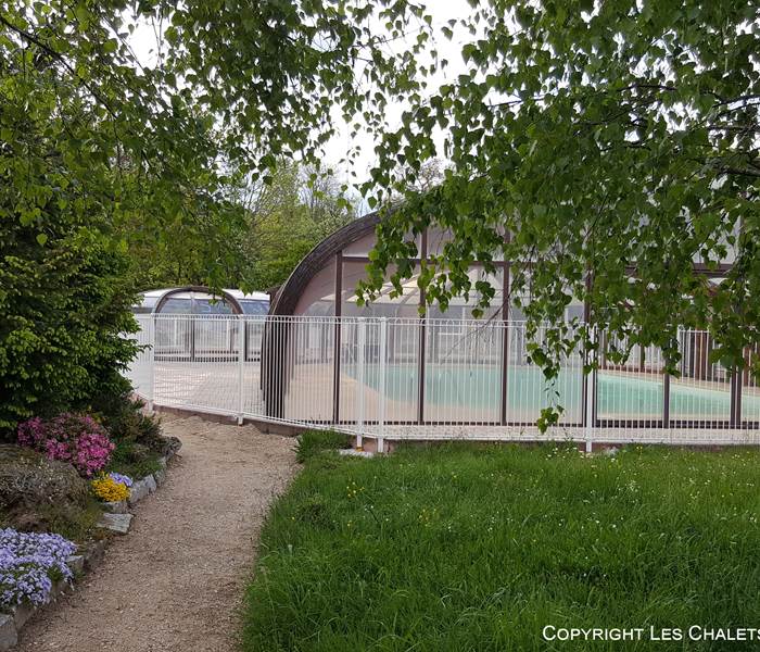 Les Chalets de la Margeride: le vert de la Nature et le bleu de la piscine...et du ciel