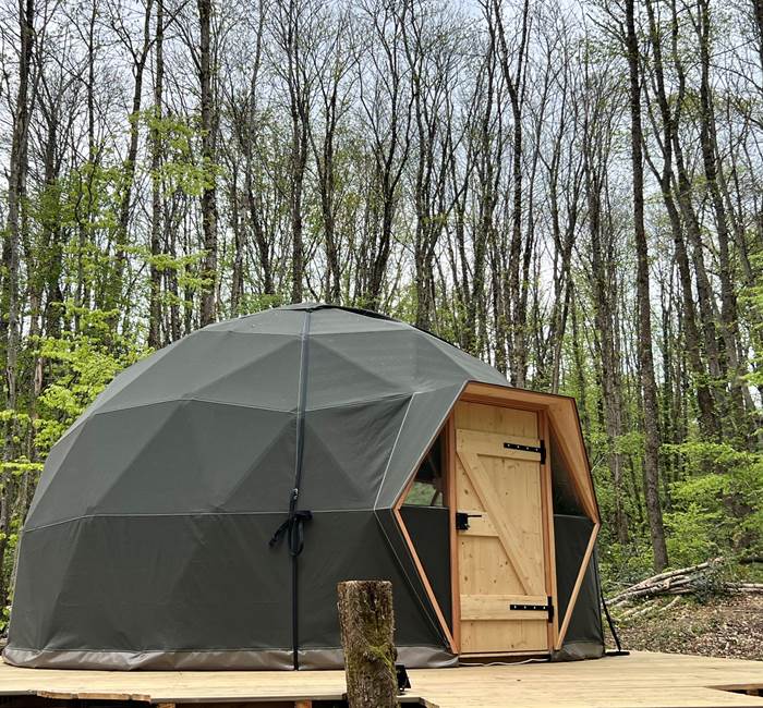 Dôme géodésique insolite dans les bois