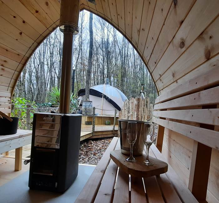 Le sauna igloo avec vue panoramique sur les bois