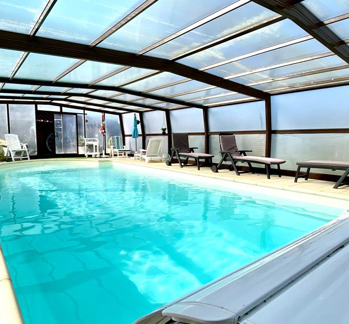Piscine couverte avec son eau à 28°