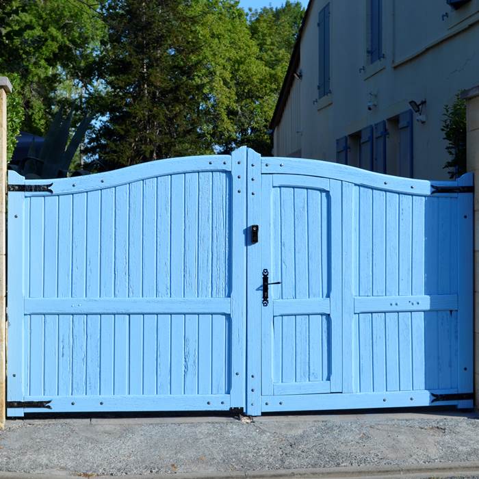 Nouvelle peinture sur portail d'entrée vue extérieur-photo-news