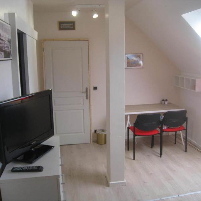 CHAMBRES-GUEBWILLER-Chambre-Double-avec-Salle-de-Bains-Privative-2-personnes-Bureau