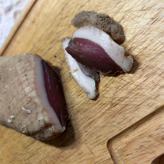 En apéro : un magret séché "maison"