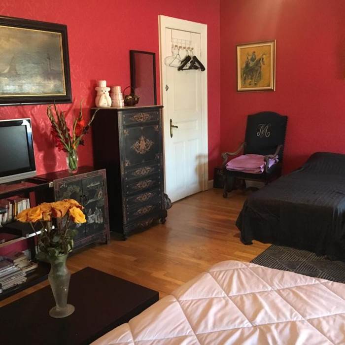 CHAMBRES-GUEBWILLER-Chambre-Quadruple-avec-Salle-de-Bains-Commune-4-personnes-Télévision