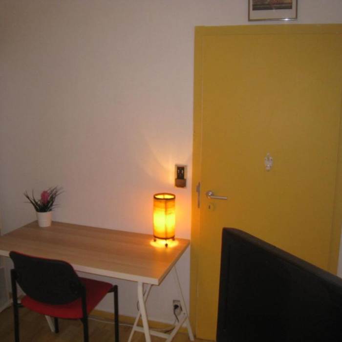 CHAMBRES-GUEBWILLER-Chambre-Simples-avec-Salle-de-Bains-Privative-1-Personne-Bureau
