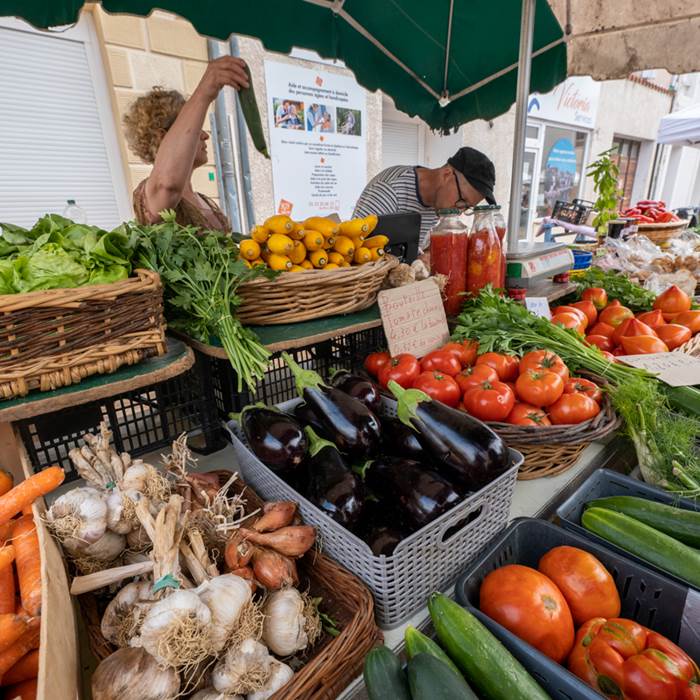 Un bel étalage de légumes au marché de Tonneins