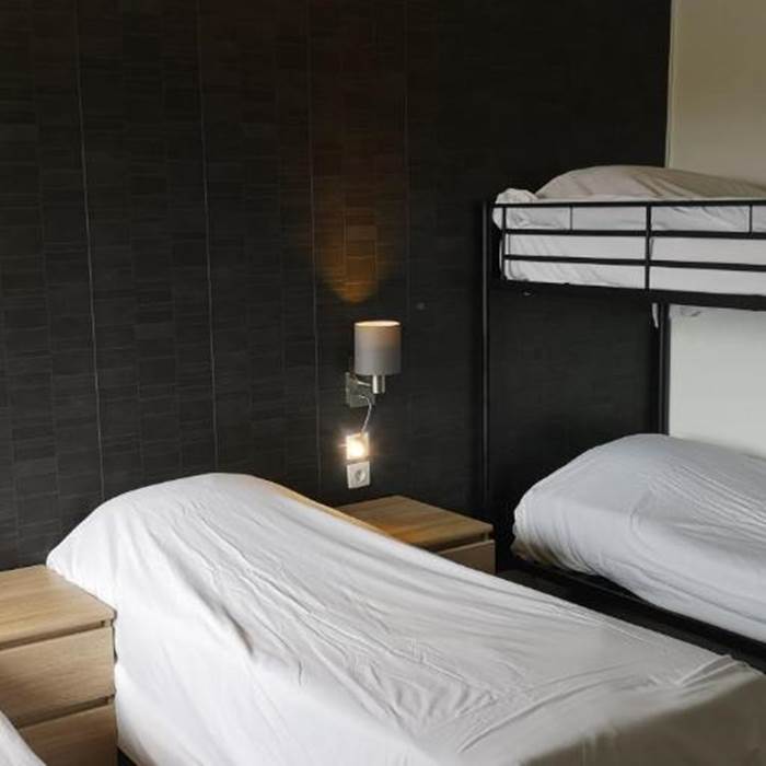 HÔTEL-RESTAURANT-LE-CHEVAL-BLANC-Chambre-quadruple-lit-superposé