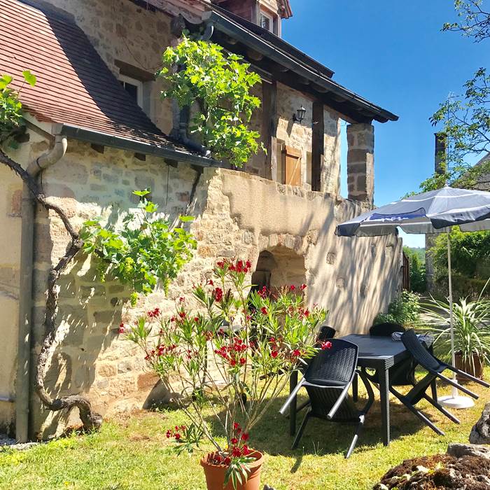 Espace extérieur avec salon de jardin et barbecue