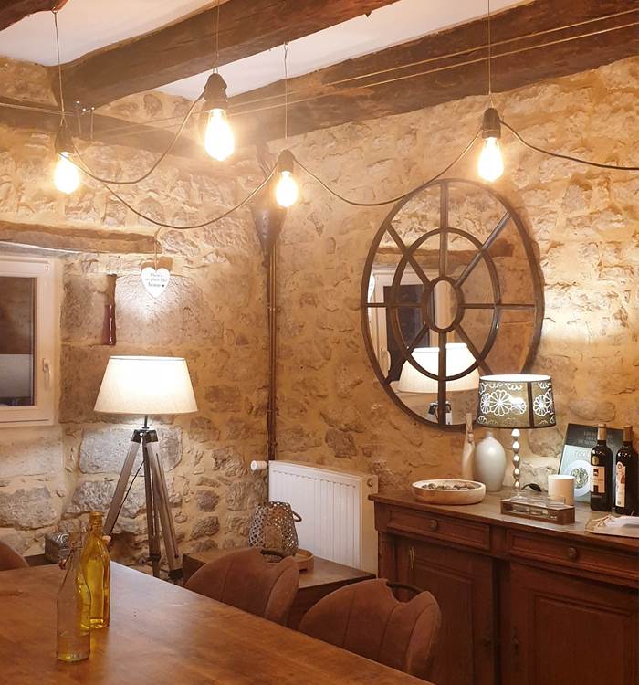 Salle à manger toute en pierres