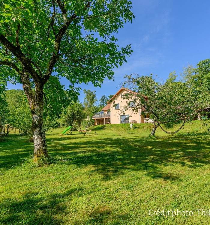 Notre maison d'hôtes située en pleine nature, en bordure de forêt, entourée de bois et de parcs, à 800m du village de Ballay situé à 5 min de Vouziers dans les Ardennes crédit photo: Thibaut Schenkel
