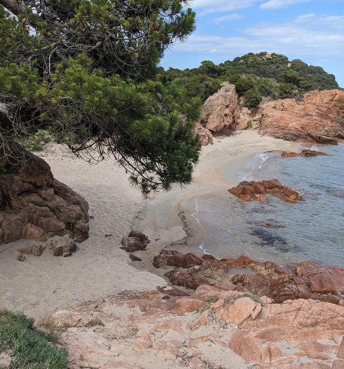 petite-crique-sable-rochers-cala-rossa