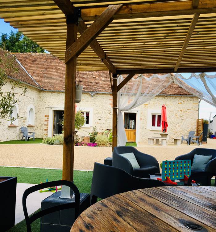 pergolas-cour-hameau-des-deux-ailes